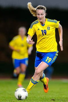 Sveriges Emma Lund med bollen i matchen mellan Sverige och