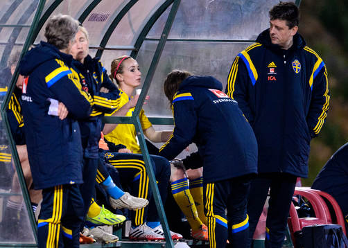 Sveriges Kosovare Asllani får benet lindat i matchen