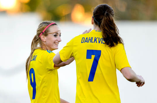 Sveriges Kosovare Asllani jublar