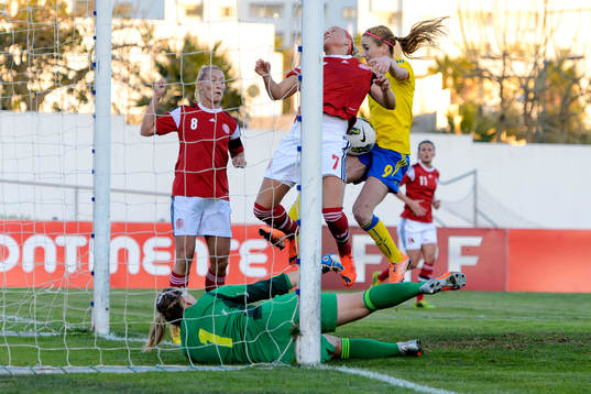 Sveriges Kosovare Asllani gör 1-0 i matchen mellan Sverige