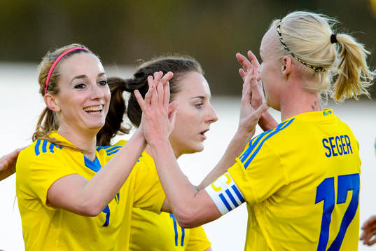 Sveriges Kosovare Asllani jublar