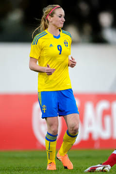 Sveriges Kosovare Asllani har ont i matchen mellan Sverige