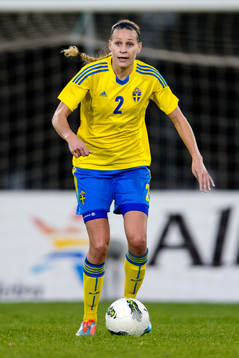 Sveriges Charlotte Rohlin med bollen i matchen mellan