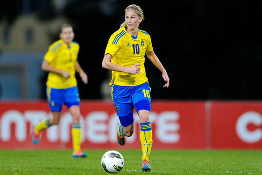 Sveriges Sofia Jakobsson med bollen i matchen mellan