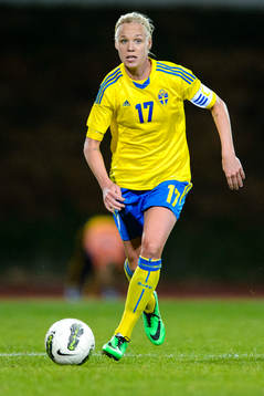 Sveriges Caroline Seger med bollen i matchen mellan Sverige