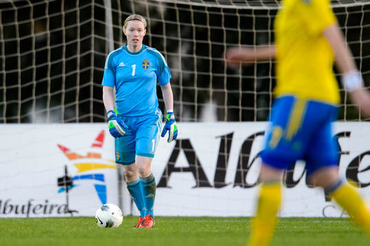 Sveriges målvakt Hedvig Lindahl med bollen i matchen