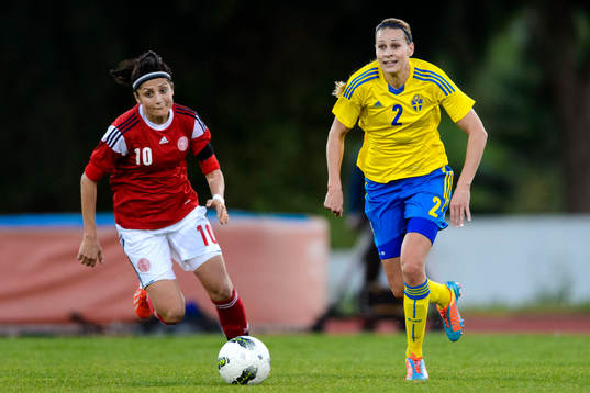 Sveriges Charlotte Rohlin med bollen i matchen mellan