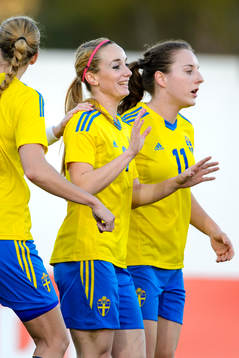 Sveriges Kosovare Asllani jublar