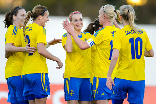 Sveriges Kosovare Asllani jublar