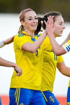Sveriges Kosovare Asllani jublar