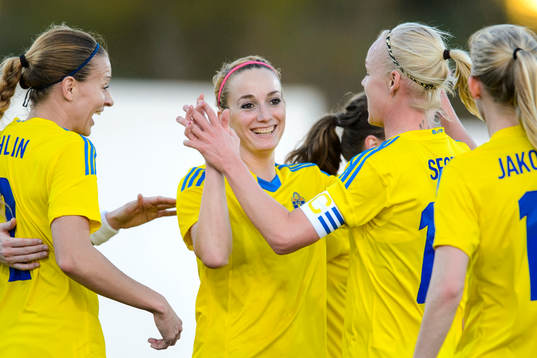 Sveriges Kosovare Asllani jublar