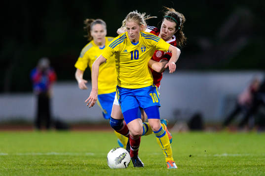 Sveriges Sofia Jakobsson med bollen i matchen mellan
