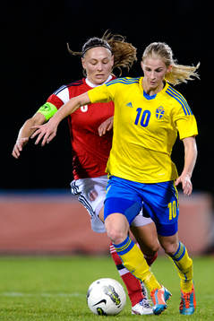 Sveriges Sofia Jakobsson jagas av Danmarks Mariann Gajhede
