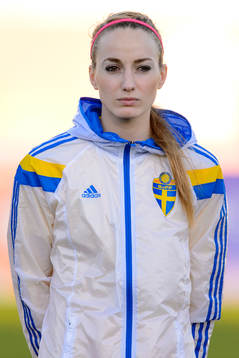 Sveriges Kosovare Asllani innan matchen mellan Sverige och