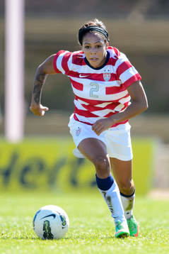 USAs Sydney Leroux med bollen i matchen mellan Japan och USA