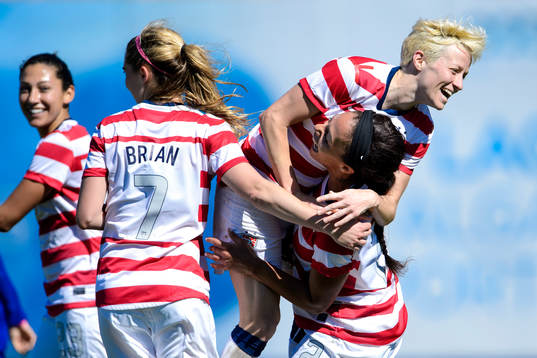 USAs Megan Rapinoe kramar om Sydney Leroux