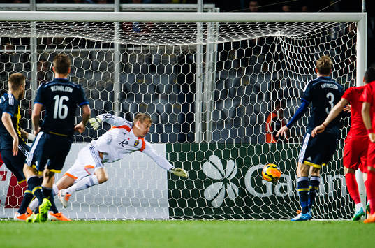 Sveriges  målvakt Johan Dahlin  släpper in 1-0