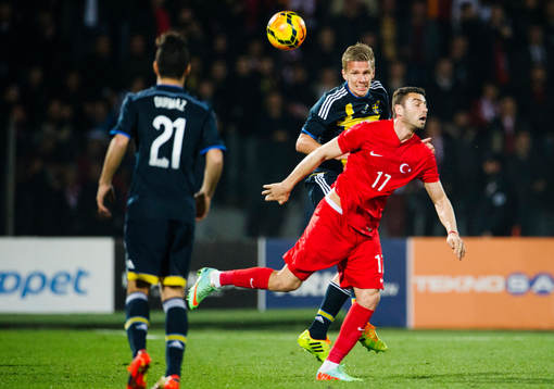 Sveriges Pontus Wernbloom och Turkiets Burak Yilmaz