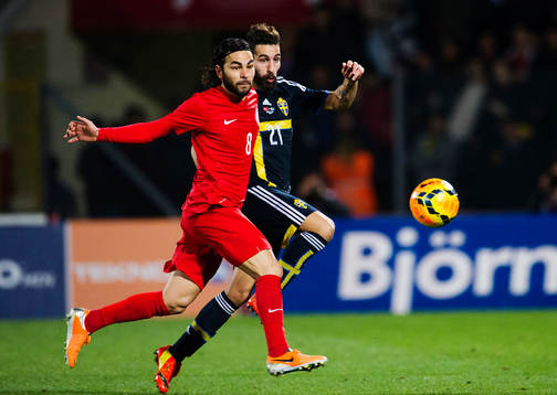 Turkiets Selcuk Inan  och Sveriges  Jimmy Durmaz