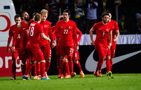 Turkiets spelare jublar