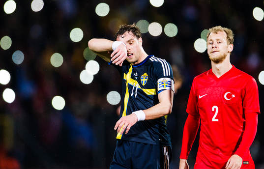 Sveriges  Johan Elmander och Turkiets Semih Kaya