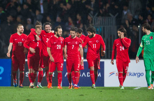 Turkiets spelare jublar
