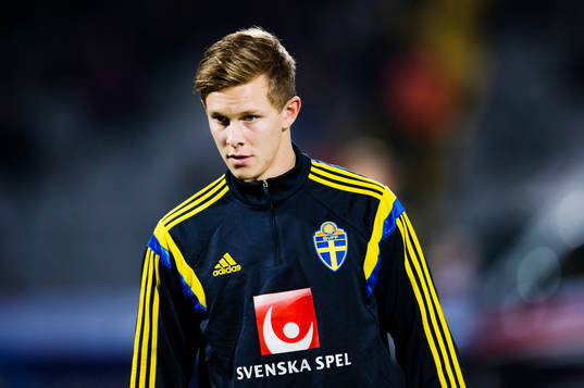 Sveriges  Emil Krafth värmer upp