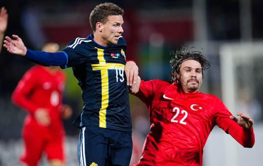 Sveriges  Marcus Berg  och Turkiets Ersan Adem Gulum