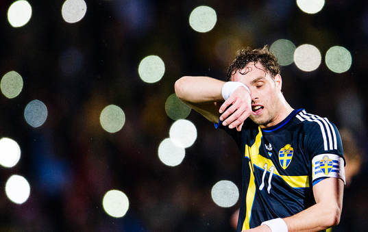 Sveriges  Johan Elmander och Turkiets Semih Kaya