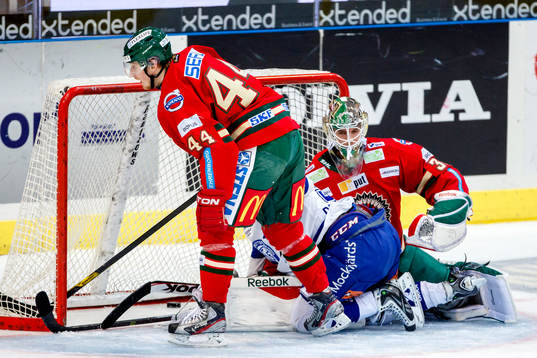 Leksands Fabian Brunnström (skymd) gör 0-1