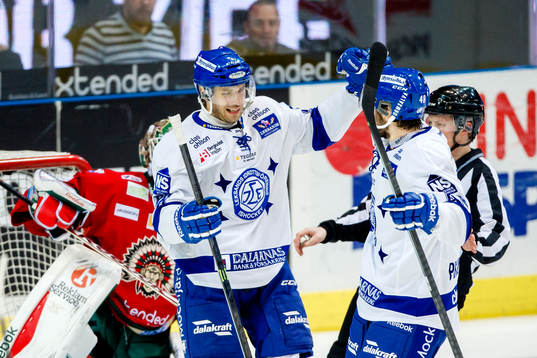 Leksands Fabian Brunnström (v) jublar och gratuleras av