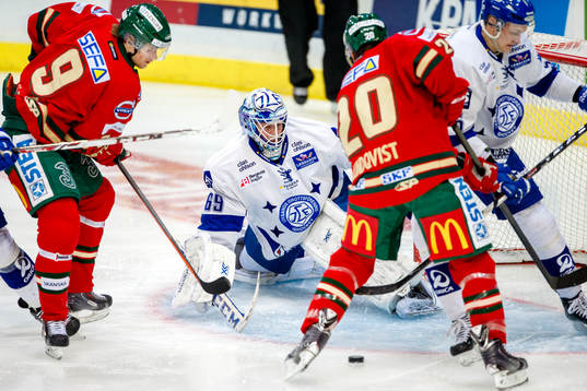 Frölundas Max Görtz och Joel Lundqvist framför Leksands