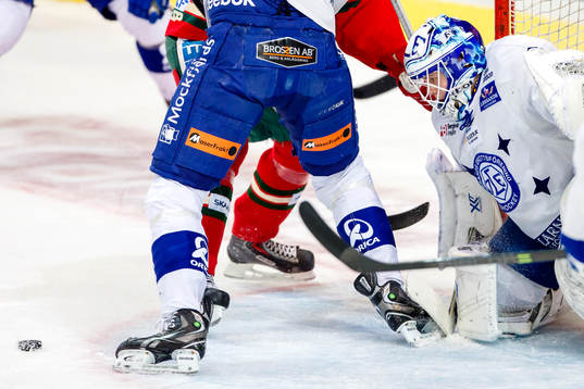 Leksands målvakt Oscar Ahlsenfelt fokuserar på pucken