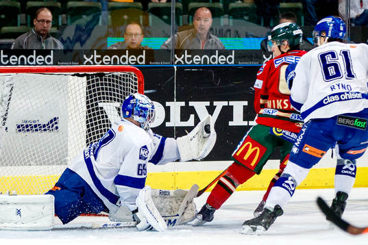 Leksands målvakt Oscar Ahlsenfelt räddar ett skott med
