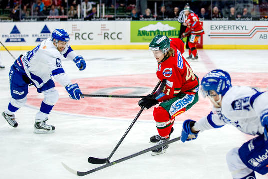 Frölundas Mathis Olimb med pucken
