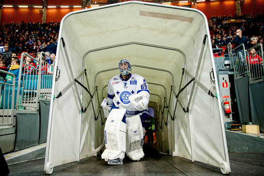 Leksands målvakt Oscar Ahlsenfelt på väg ut till tredje
