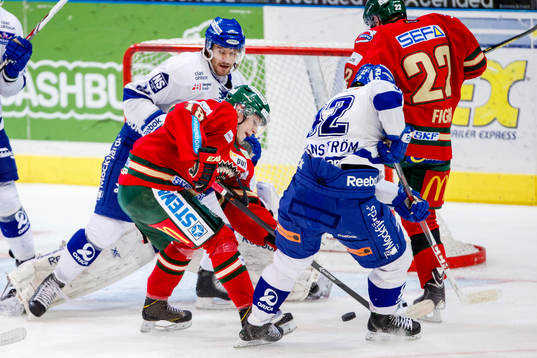 Frölundas Anton Blidh stoppas av Leksands Matt Lashoff och