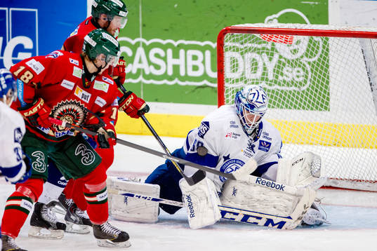 Leksands målvakt Oscar Ahlsenfelt räddar ett skott