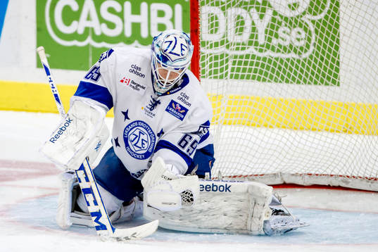 Leksands målvakt Oscar Ahlsenfelt räddar ett skott med