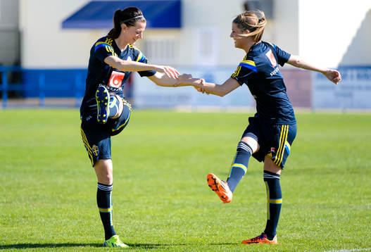 Sveriges Lotta Schelin och Olivia Schough på en träning