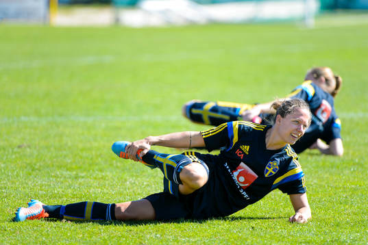 Sveriges Lina Nilsson stretchar på en träning