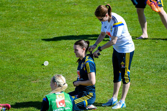 Sveriges fysiolog Helena Andersson samlar in GPS-sändarna