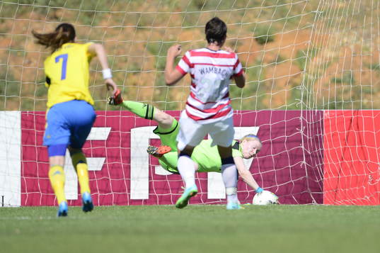 Hedvig Lindahl räddar en straff slagen av Abby Wambach