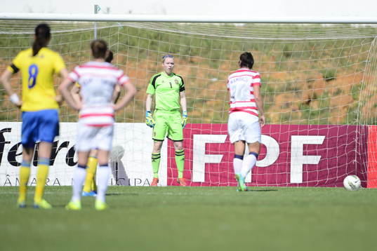 Hedvig Lindahl räddar en straff slagen av Abby Wambach
