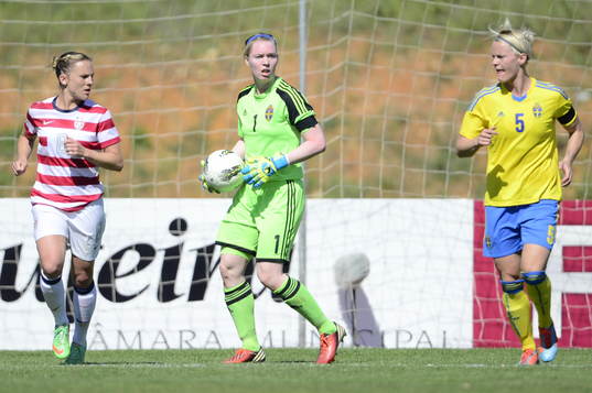 Hedvig Lindahl räddar en straff slagen av Abby Wambach