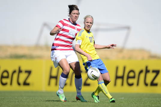 Caroline Seger, Sverige och Abby Wambach i kamp om bollen