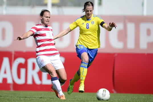 Lotta Schelin rycker ifrån Christie Rampone