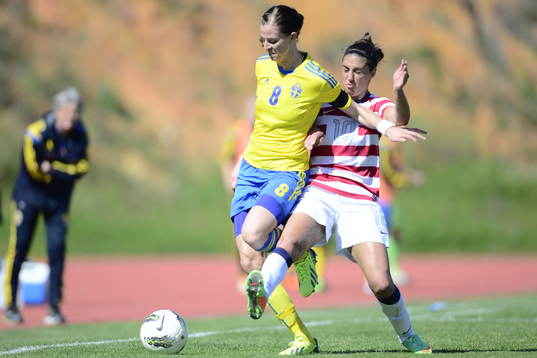 Lotta Schelin och Carli Lloyd i kamp om bollen