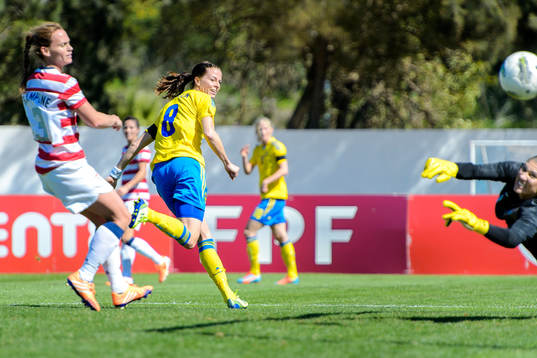  Sveriges Lotta Schelin gör 1-0