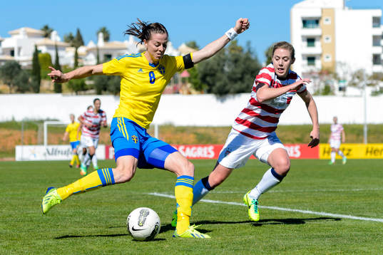 Sveriges Lotta Schelin laddar för skott framför USAs